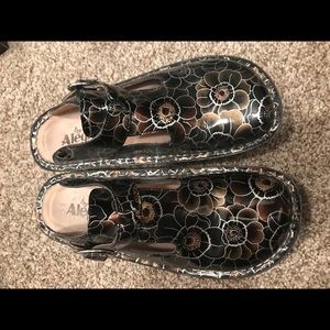 Alegria Classic Clog Black/Gold Flower Pattern